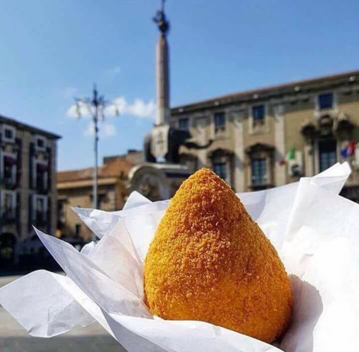 Al momento stai visualizzando Piccoli soli di Sicilia: la poesia dell’arancin*